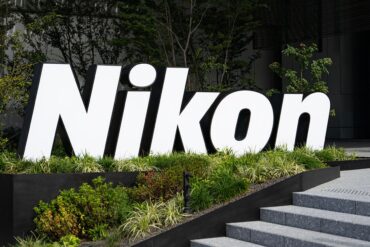 Nikon padl do rekordní ztráty, ale nové fotoaparáty ho drží nad vodou