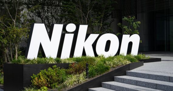 Nikon padl do rekordní ztráty, ale nové fotoaparáty ho drží nad vodou