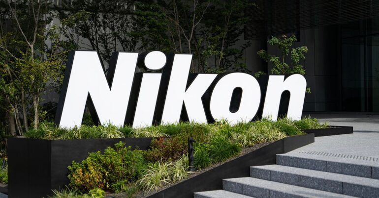 Nikon padl do rekordní ztráty, ale nové fotoaparáty ho drží nad vodou